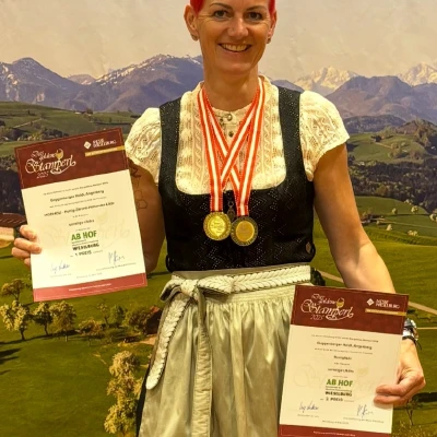 Produktbild von „Honigmadl“  Imkerei Heidi Guggenberger's Hoziholi – Die sommerliche Honiglikör-Edition