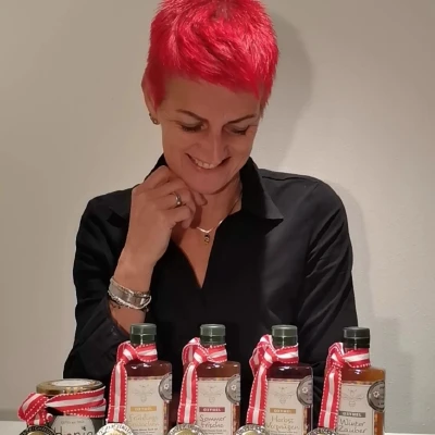 Produktbild von „Honigmadl“  Imkerei Heidi Guggenberger's Waldhonig – Kräftiger, dunkler Honig aus dem Bienenstock
